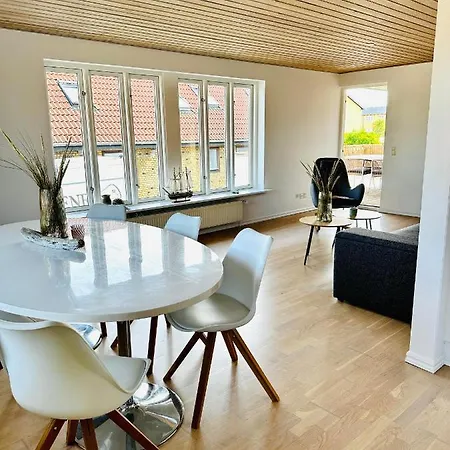 Skon Villalejlighed I Med Terrasse Og Taet Pa Centrum 아파트