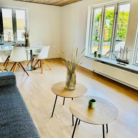 Skon Villalejlighed I Med Terrasse Og Taet Pa Centrum 아파트 *