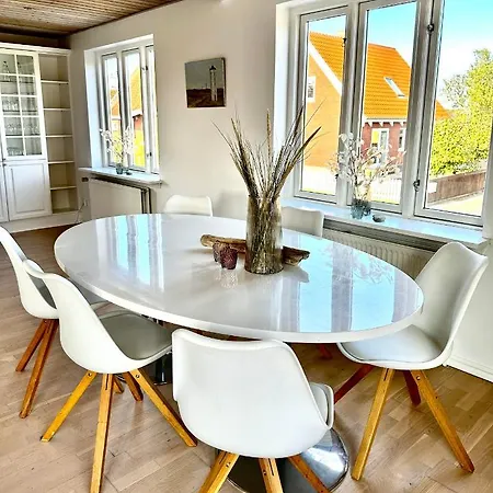 아파트 Skon Villalejlighed I Med Terrasse Og Taet Pa Centrum *